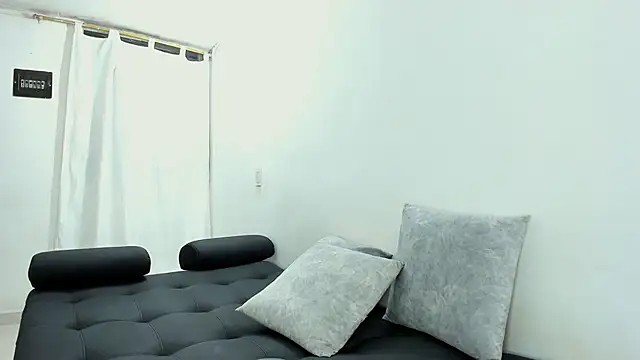 Snapshot of Lia-y-felipe chatting on January 23, 2025, 11:26 pm Lia-y-felipe online show from January 23, 2025, 11:26 pm