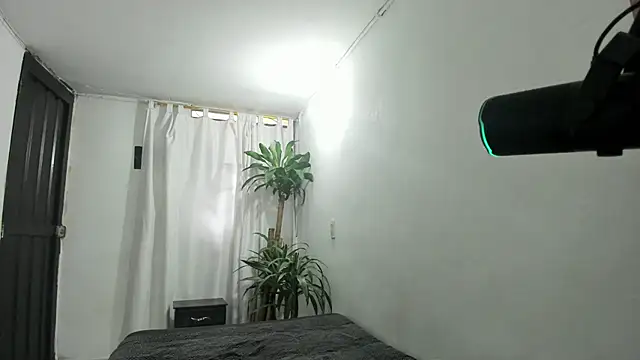 Snapshot of Lia-y-felipe chatting on November 30, 2025, 8:20 pm Lia-y-felipe online show from November 30, 2025, 8:20 pm