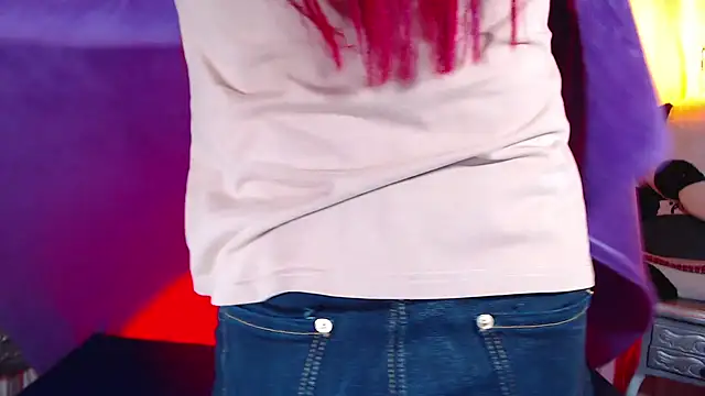 IsabelaLatina online show from October 23, 2025, 6:17 pm