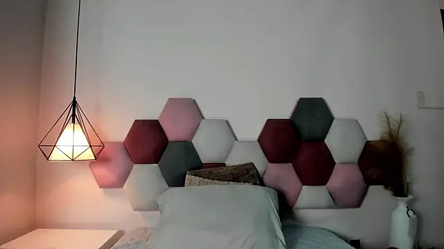 NoraDasilva online show from September 14, 2025, 1:55 pm