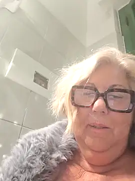 Snapshot of Merilulla chatting on April 19, 2026, 12:44 am Merilulla online show from April 19, 2026, 12:44 am