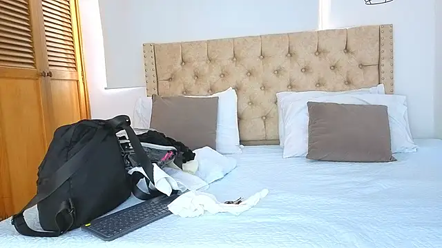 KeryHillson online show from November 2, 2025, 1:49 pm