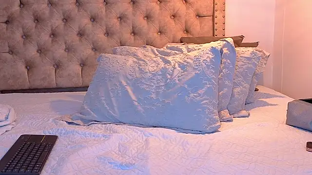 KeryHillson online show from December 14, 2025, 1:06 pm