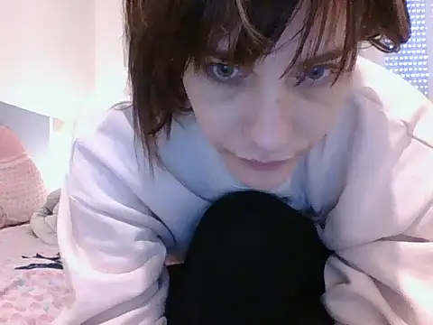 Snapshot of Emyly83 chatting on January 5, 2025, 10:21 am Emyly83 online show from January 5, 2025, 10:21 am