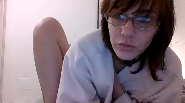 Snapshot of Emyly83 chatting on January 19, 2025, 6:32 pm Emyly83 online show from January 19, 2025, 6:32 pm