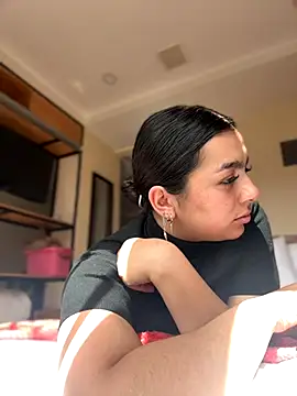 Nicollemays online show from November 7, 2025, 2:32 pm