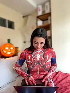 Nicollemays online show from October 11, 2025, 3:13 pm