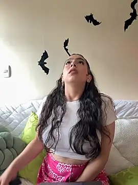 Nicollemays online show from October 14, 2025, 2:28 pm