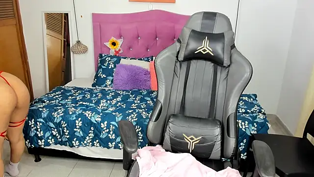 Snapshot of Kitty_19_ chatting on January 22, 2025, 1:31 am Kitty 19 online show from January 22, 2025, 1:31 am