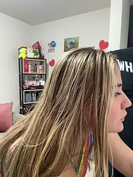 Snapshot of Celestedubois chatting on December 14, 2024, 10:34 am Celestedubois online show from December 14, 2024, 10:34 am