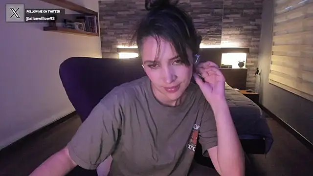 Snapshot of alicewilloww chatting on October 1, 2025, 10:57 pm alicewilloww online show from October 1, 2025, 10:57 pm