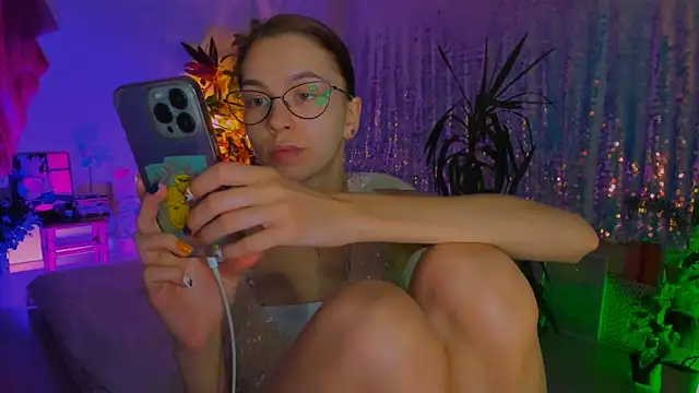 Snapshot of poli__ chatting on October 28, 2025, 7:24 pm poli   online show from October 28, 2025, 7:24 pm