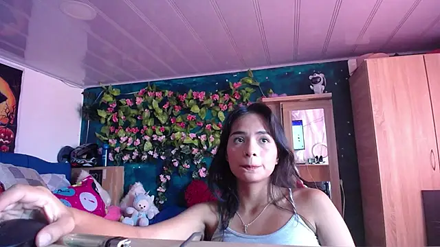 Snapshot of Samara_Beltran chatting on February 21, 2025, 9:43 pm Samara Beltran online show from February 21, 2025, 9:43 pm