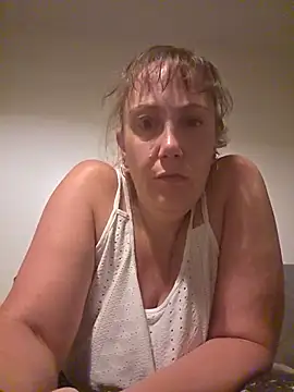 Snapshot of Wisie_Cutie chatting on June 18, 2026, 10:48 pm Wisie Cutie online show from June 18, 2026, 10:48 pm