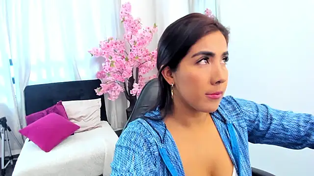 KAROLIVONNE online show from June 3, 2026, 9:08 pm