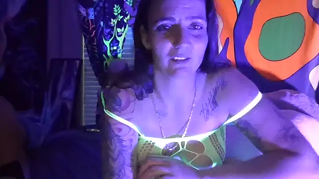 Snapshot of Emma-Rae chatting on February 19, 2025, 12:00 pm Emma-Rae online show from February 19, 2025, 12:00 pm