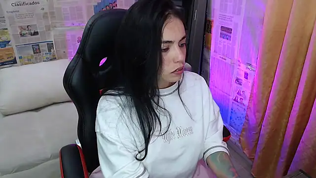 i am nina  online show from October 22, 2025, 9:57 pm