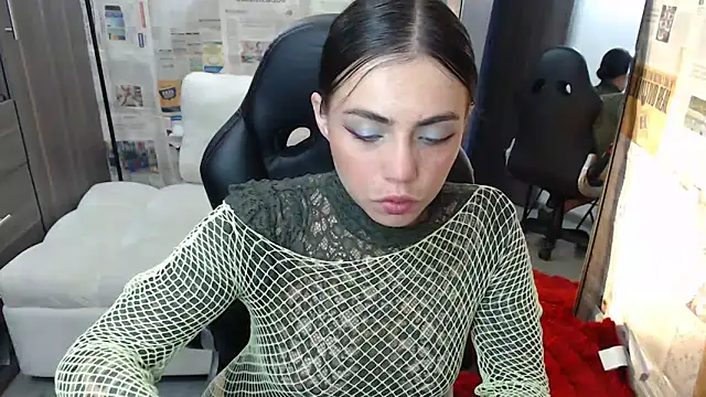 i am nina  online show from October 28, 2025, 10:41 pm