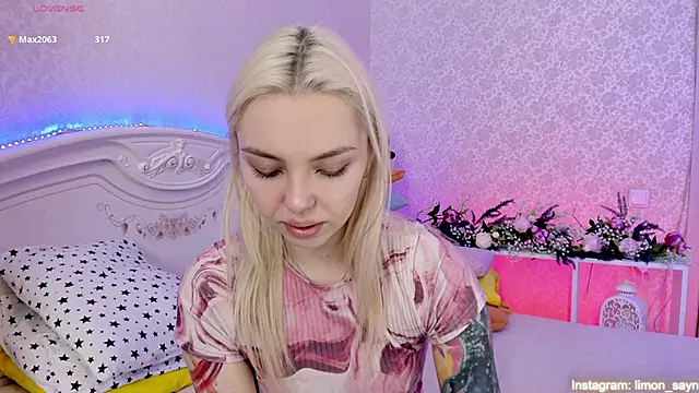 Snapshot of LillyMoure_ chatting on March 12, 2025, 2:52 am LillyMoure online show from March 12, 2025, 2:52 am