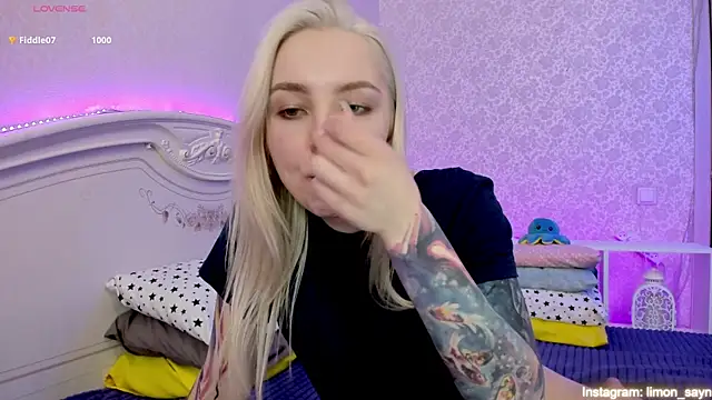 Snapshot of LillyMoure_ chatting on February 15, 2025, 3:20 am LillyMoure online show from February 15, 2025, 3:20 am