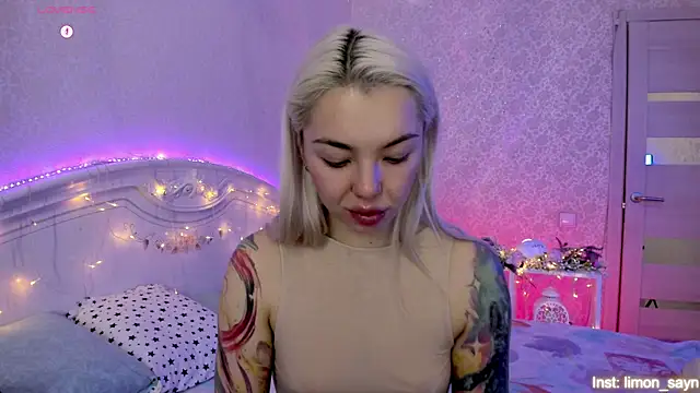 Snapshot of LillyMoure_ chatting on November 11, 2025, 11:31 pm LillyMoure online show from November 11, 2025, 11:31 pm