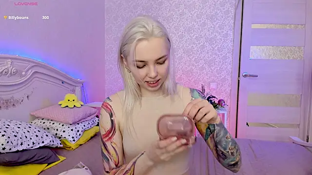 Snapshot of LillyMoure_ chatting on March 22, 2025, 3:20 am LillyMoure online show from March 22, 2025, 3:20 am