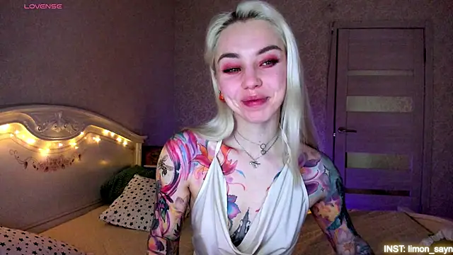LillyMoure  online show from June 1, 2026, 11:37 pm