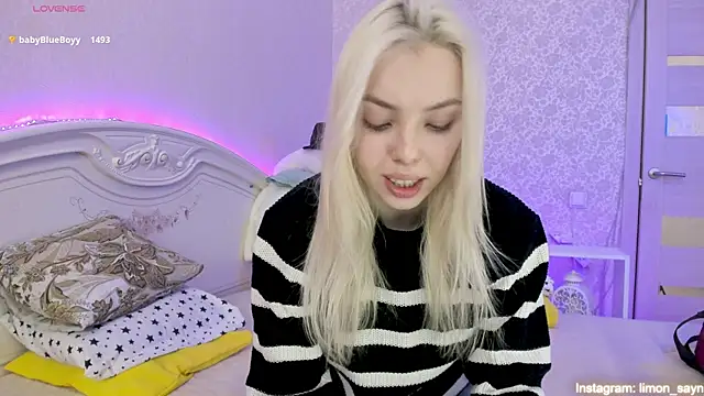 Snapshot of LillyMoure_ chatting on March 7, 2025, 5:29 am LillyMoure online show from March 7, 2025, 5:29 am