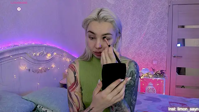 Snapshot of LillyMoure_ chatting on November 2, 2025, 11:21 pm LillyMoure online show from November 2, 2025, 11:21 pm