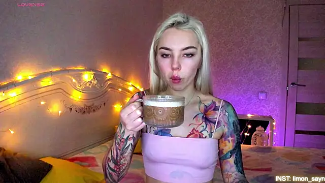 Snapshot of LillyMoure_ chatting on February 28, 2026, 11:15 pm LillyMoure online show from February 28, 2026, 11:15 pm