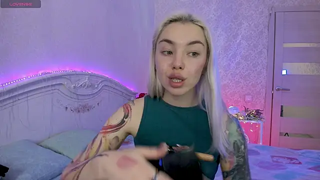 Snapshot of LillyMoure_ chatting on November 13, 2025, 12:14 am LillyMoure online show from November 13, 2025, 12:14 am