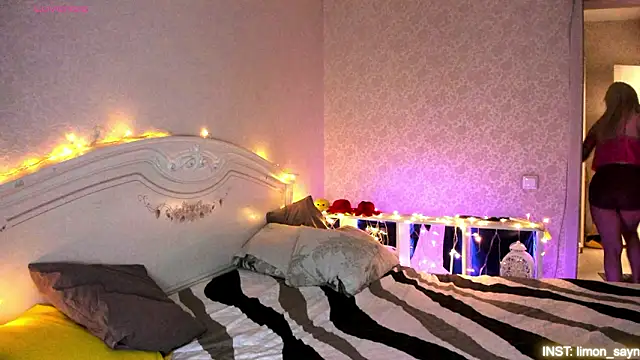 Snapshot of LillyMoure_ chatting on February 14, 2026, 10:54 pm LillyMoure online show from February 14, 2026, 10:54 pm