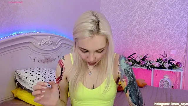 Snapshot of LillyMoure_ chatting on March 15, 2025, 2:56 am LillyMoure online show from March 15, 2025, 2:56 am