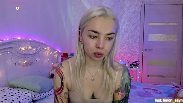 Snapshot of LillyMoure_ chatting on October 20, 2025, 1:07 am LillyMoure online show from October 20, 2025, 1:07 am