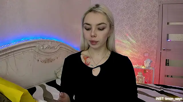 Snapshot of LillyMoure_ chatting on February 1, 2026, 11:03 pm LillyMoure online show from February 1, 2026, 11:03 pm