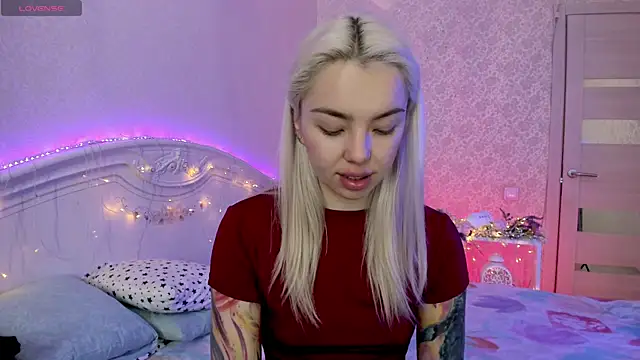 Snapshot of LillyMoure_ chatting on November 8, 2025, 11:30 pm LillyMoure online show from November 8, 2025, 11:30 pm