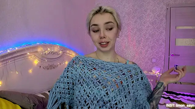 Snapshot of LillyMoure_ chatting on February 2, 2026, 11:37 pm LillyMoure online show from February 2, 2026, 11:37 pm