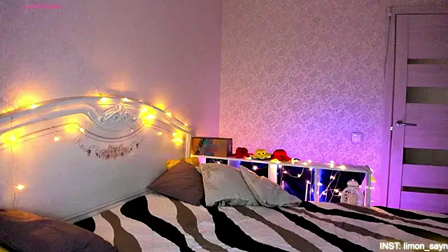 Snapshot of LillyMoure_ chatting on February 20, 2026, 11:06 pm LillyMoure online show from February 20, 2026, 11:06 pm