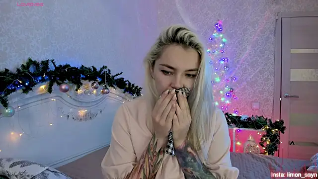 LillyMoure  online show from December 15, 2025, 11:42 pm