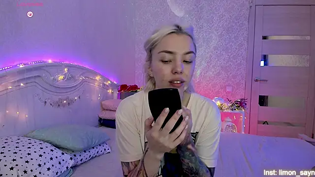 Snapshot of LillyMoure_ chatting on September 13, 2025, 11:38 pm LillyMoure online show from September 13, 2025, 11:38 pm