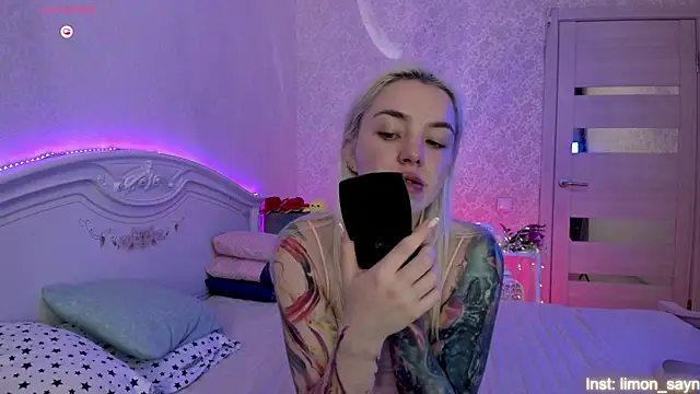 Snapshot of LillyMoure_ chatting on September 8, 2025, 11:26 pm LillyMoure online show from September 8, 2025, 11:26 pm