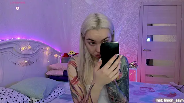 Snapshot of LillyMoure_ chatting on October 27, 2025, 11:16 pm LillyMoure online show from October 27, 2025, 11:16 pm