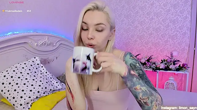 Snapshot of LillyMoure_ chatting on March 9, 2025, 3:01 am LillyMoure online show from March 9, 2025, 3:01 am