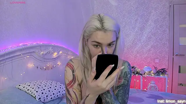 Snapshot of LillyMoure_ chatting on November 4, 2025, 11:19 pm LillyMoure online show from November 4, 2025, 11:19 pm