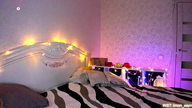 Snapshot of LillyMoure_ chatting on February 17, 2026, 11:13 pm LillyMoure online show from February 17, 2026, 11:13 pm