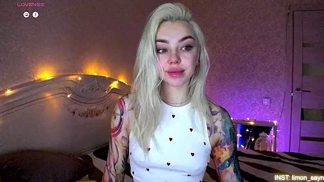 Snapshot of LillyMoure_ chatting on February 18, 2026, 11:01 pm LillyMoure online show from February 18, 2026, 11:01 pm