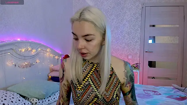 Snapshot of LillyMoure_ chatting on October 26, 2025, 11:16 pm LillyMoure online show from October 26, 2025, 11:16 pm