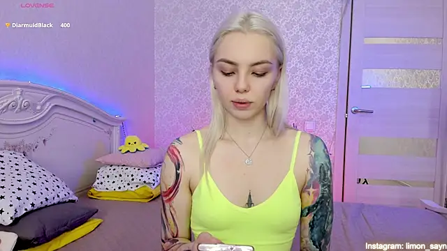 Snapshot of LillyMoure_ chatting on March 23, 2025, 2:59 am LillyMoure online show from March 23, 2025, 2:59 am