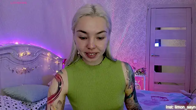 Snapshot of LillyMoure_ chatting on October 24, 2025, 11:37 pm LillyMoure online show from October 24, 2025, 11:37 pm