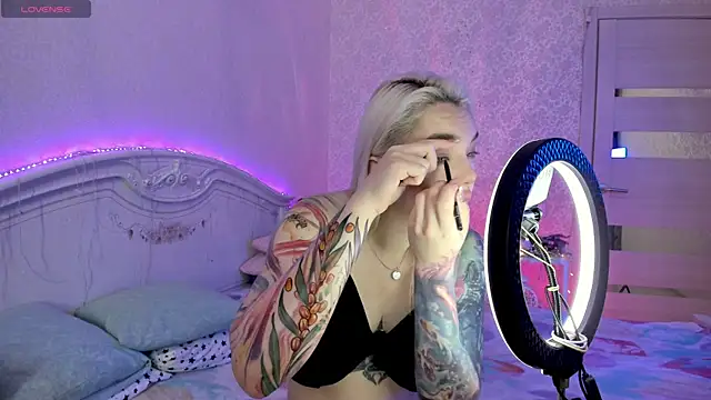 Snapshot of LillyMoure_ chatting on November 14, 2025, 11:41 pm LillyMoure online show from November 14, 2025, 11:41 pm